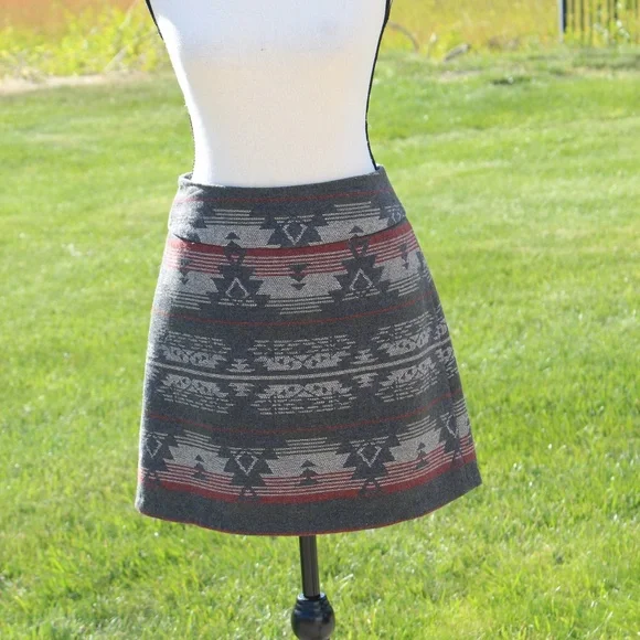 Dalia Collection Modern fit, aztec mini skirt .... - Picture 2 of 8